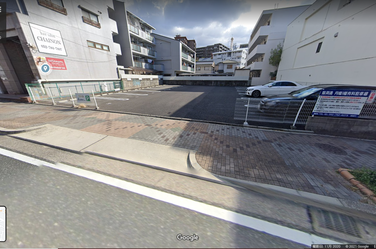駐車場出入口／南から北へ