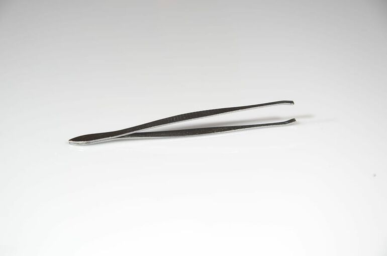 tweezers-eyebrows-cosmetics