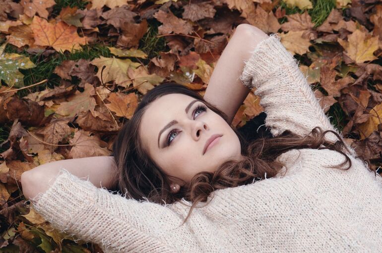 beautiful_girl_in_the_park_lying_on_the_leaves_autumn_portrait_romantic_park_feeling_in_love-1198265