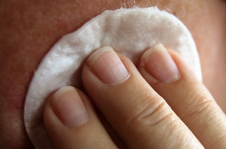 skincare_cleaning_skin_cotton_pads_skin_care_applying_skin_care_beauty_skin_care-604282