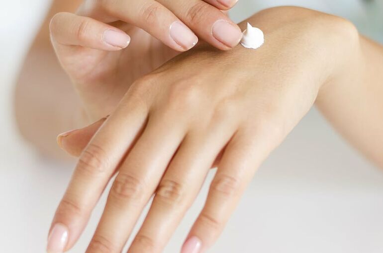 applying-body-lotion-care-contact