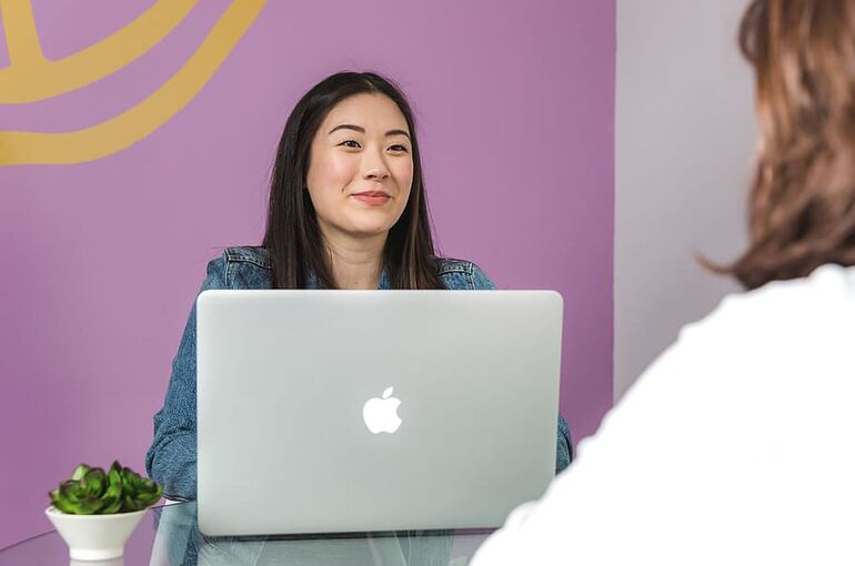 women-business-laptop-computer