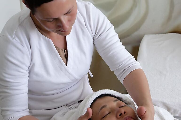 massage-fascial-facial-massage-cosmetics